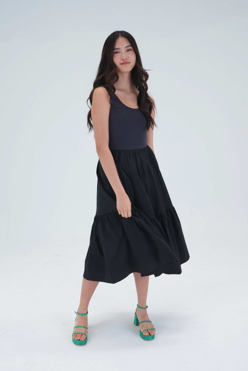 Dress with pockets and built in shelf bra in black size extra small