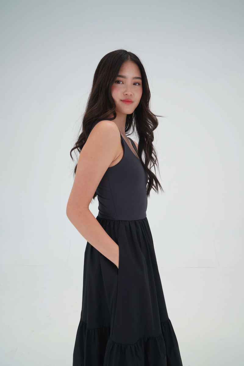 Dress with pockets and built in shelf bra in black size extra small